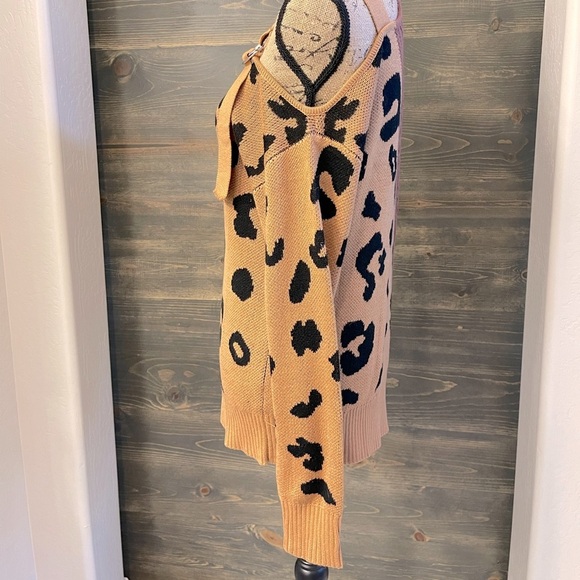 New Boho Leopard Print Sweater Womens Size Medium Mocha Brown Cold Shoulder Top - Picture 8 of 13